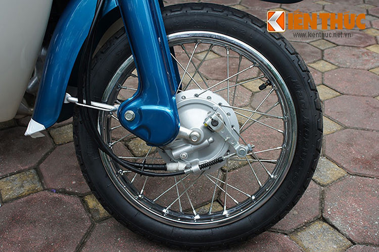 Honda Super Cub đầu tiên có cấu trúc khung thép dập hàn oét chính giữa. Xe có hộp số 3 cấp, khởi động bằng chân đề và có hệ thống phanh tang trống.