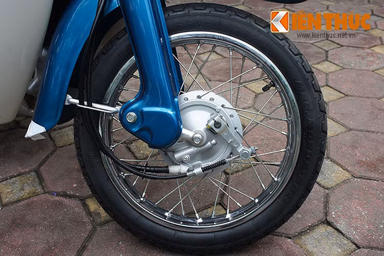 Honda Super Cub đầu tiên có cấu trúc khung thép dập hàn oét chính giữa. Xe có hộp số 3 cấp, khởi động bằng chân đề và có hệ thống phanh tang trống.