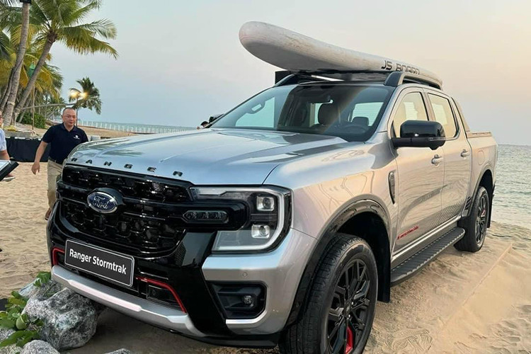 Ngoài ra xe còn có hỗ trợ Phanh Khẩn cấp khi gặp chướng ngại vật (AEB), Cảnh báo điểm mù kết hợp xe cắt ngang (BLIS) tương tự các mẫu xe SUV cao cấp... Mức giá xe Ford Ranger Stormtrak 2024 chưa công bố, nhưng theo nhiều tư vấn bán hàng, phiên bản cao cấp này sẽ có giá dự kiến là 1,059 tỷ đồng.