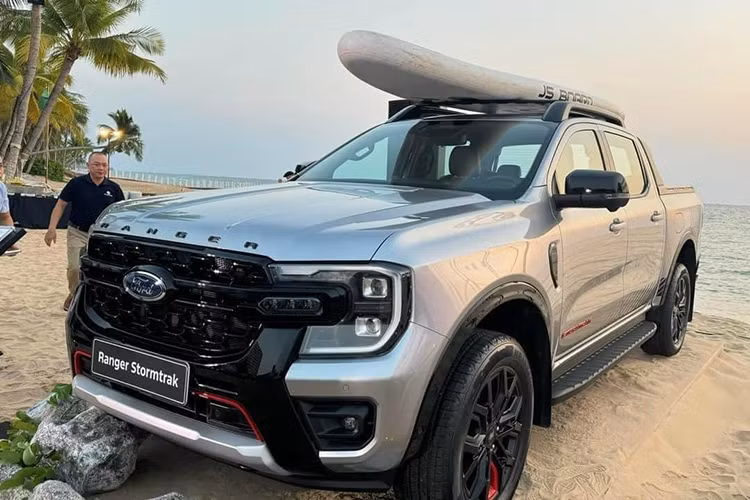 Ngoài ra xe còn có hỗ trợ Phanh Khẩn cấp khi gặp chướng ngại vật (AEB), Cảnh báo điểm mù kết hợp xe cắt ngang (BLIS) tương tự các mẫu xe SUV cao cấp... Mức giá xe Ford Ranger Stormtrak 2024 chưa công bố, nhưng theo nhiều tư vấn bán hàng, phiên bản cao cấp này sẽ có giá dự kiến là 1,059 tỷ đồng.