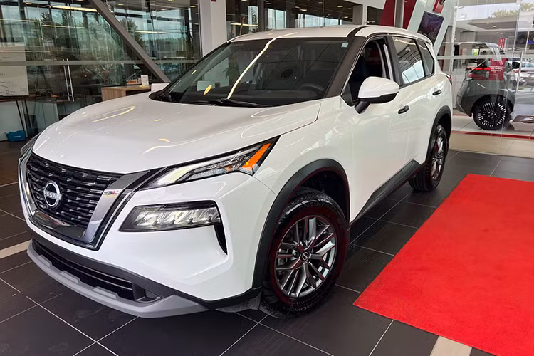 Nissan thuong tien cho dai ly 