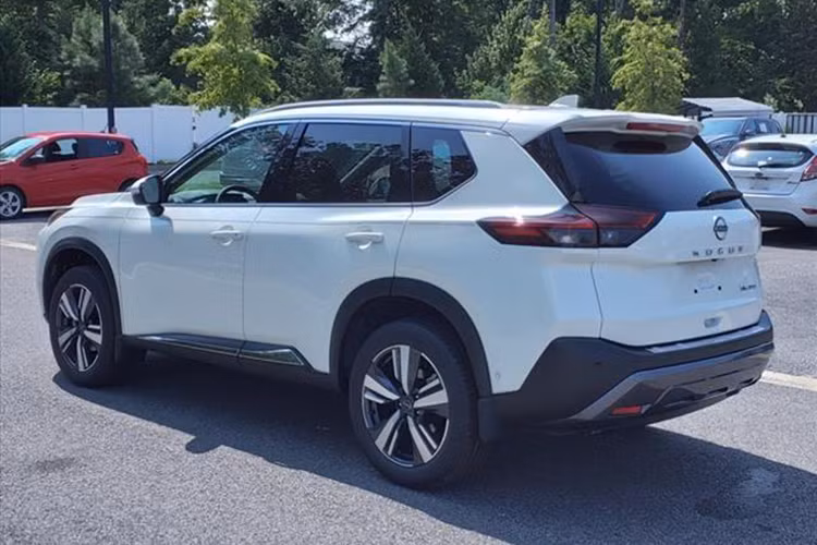 Nissan thuong tien cho dai ly 