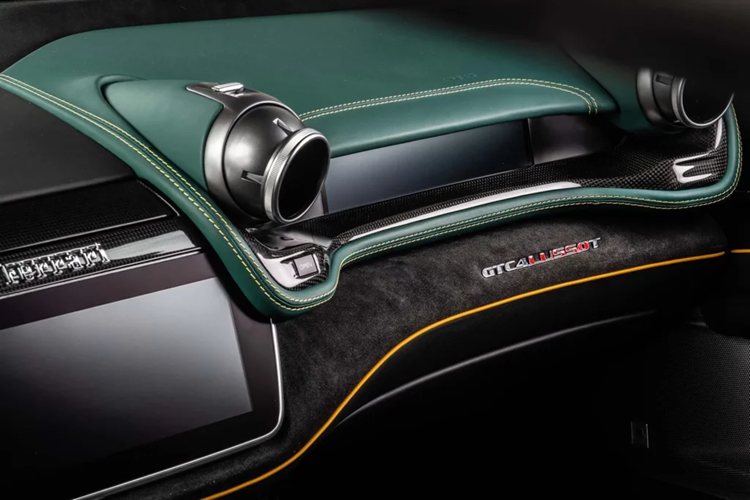 Carlex cho biết họ chỉ cần 5 ngày để có thể bọc lại nội thất của chiếc GTC4Lusso T này. Ferrari đã ngừng bán GTC4Lusso và GTC4Lusso T cách đây vài năm khi chuẩn bị nhường chỗ cho chiếc SUV đầu tiên của mình, Purosangue.