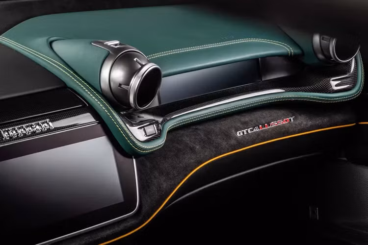 Carlex cho biết họ chỉ cần 5 ngày để có thể bọc lại nội thất của chiếc GTC4Lusso T này. Ferrari đã ngừng bán GTC4Lusso và GTC4Lusso T cách đây vài năm khi chuẩn bị nhường chỗ cho chiếc SUV đầu tiên của mình, Purosangue.