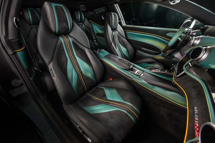 Đội ngũ Carlex Design đã bọc cho hàng ghế trước và sau lớp da mới màu đen và xanh lá cây sang trọng với đường viền màu vàng, phần trung tâm ghế và tựa đầu được bọc vật liệu da Alcantara màu đen.