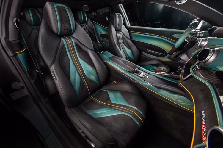 Đội ngũ Carlex Design đã bọc cho hàng ghế trước và sau lớp da mới màu đen và xanh lá cây sang trọng với đường viền màu vàng, phần trung tâm ghế và tựa đầu được bọc vật liệu da Alcantara màu đen.