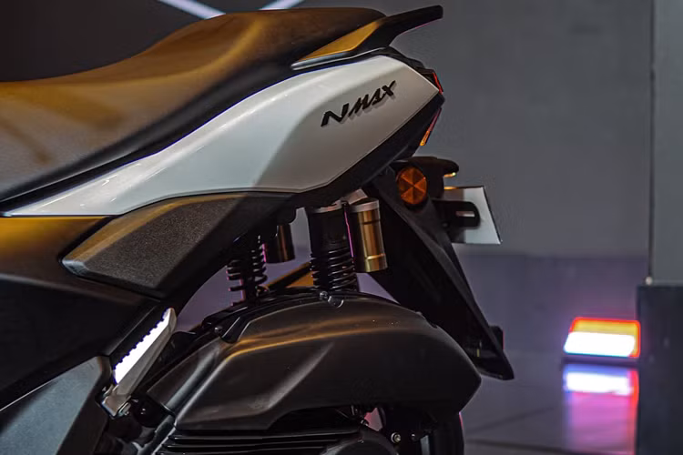 Ở phiên bản mới, Nmax sở hữu ngoại hình thể thao và trẻ trung hơn, thể hiện ở thiết kế lại cụm đèn pha và đèn phanh. Nmax 2024 bản Turbo được trang bị màn hình màu TFT, có tính năng định vị hỗ trợ bởi ứng dụng Garmin Street Cross.