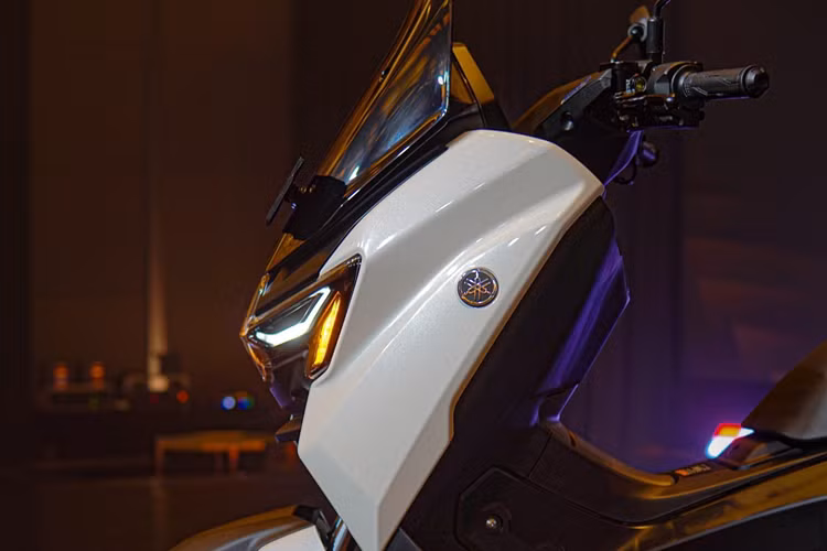 Cung cấp sức mạnh vận hành cho mẫu xe tay ga này là khối động cơ BlueCore 155 phân khối loại một xi-lanh, làm mát bằng dung dịch, phun xăng điện tử, công suất 15 mã lực, mô-men xoắn cực đại 14,2 Nm.