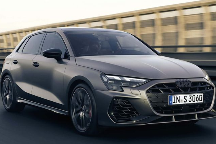 Với sức mạnh này, mẫu xe sedan Audi S3 2025 có thể tăng tốc từ 0 lên 100 km/h trong 4,7 giây và đạt tốc độ tối đa giới hạn là 250 km/h.