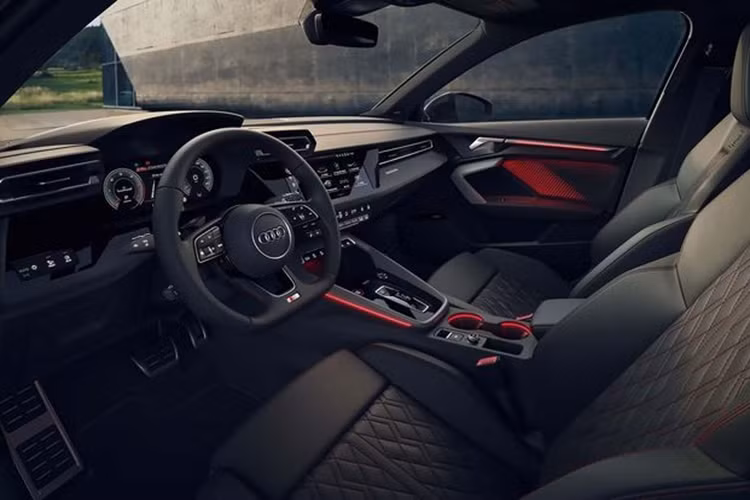 Bên cạnh đó, Audi S3 cũng được trang bị cụm đèn pha mới có thể tùy biến giao diện thông qua ứng dụng tích hợp với màn hình giải trí. “Dàn chân” của Audi S3 bao gồm bộ vành 19 inch đi kèm lốp Falken 235/35, cùng với phanh đĩa cỡ lớn và kẹp phanh 2 piston mới.