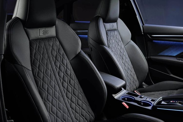 Về màu sắc, mẫu sedan này được bổ sung 4 tùy chọn sơn ngoại thất mới gồm xanh Ascari, xanh District, trắng Arkona và đỏ Progressive.