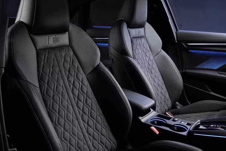 Về màu sắc, mẫu sedan này được bổ sung 4 tùy chọn sơn ngoại thất mới gồm xanh Ascari, xanh District, trắng Arkona và đỏ Progressive.