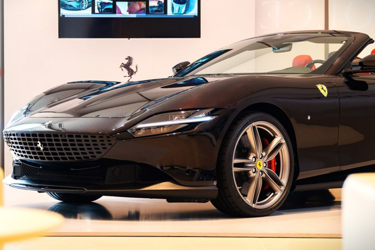 Ferrari Roma Spider mui trần gây ấn tượng với ngôn ngữ thiết kế đậm chất cổ điển, cùng những đường cong mềm mại và uyển chuyển kéo dài từ trước ra sau. Là bản mui trần nhưng hãng xe nước Ý không trang bị mui cứng 2 mảnh dạng xếp như “đàn anh” SF90 Spider.