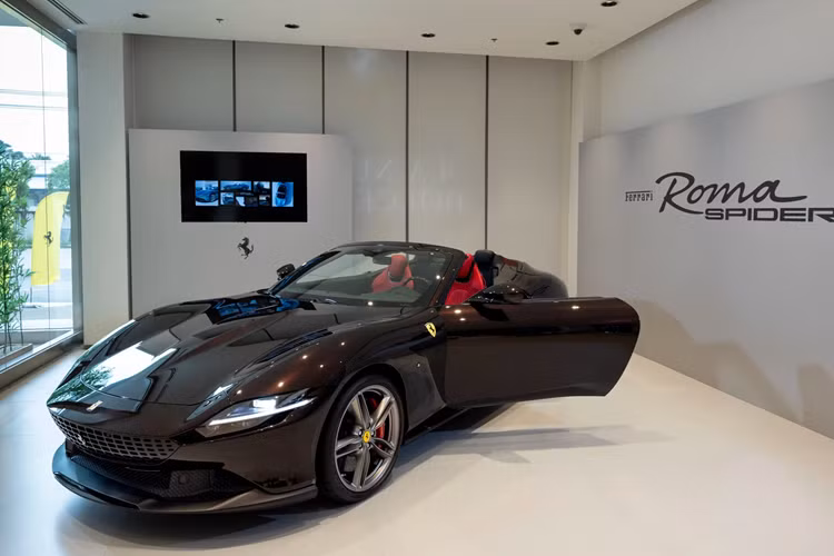 “Trái tim” của Ferrari Roma Spider là động cơ V8 twin-turbo đặt trước, khác biệt với cấu hình động cơ đặt giữa phía sau của các siêu xe thể thao Ferrari khác. Động cơ này có dung tích 3.9L, sản sinh công suất tối đa 620 mã lực và mô-men xoắn 760 Nm.