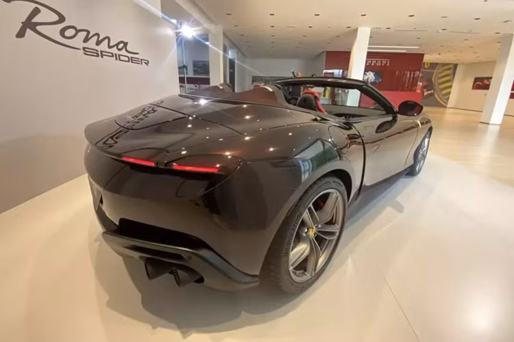 Xe sử dụng hộp số 8 cấp ly hợp kép Magna 8DCL900, bố trí tại vị trí cầu sau để tối ưu hóa tỷ lệ phân bổ trọng lượng. Sức mạnh này giúp Ferrari Roma Spider có khả năng tăng tốc từ 0-100 km/h trong 3,4 giây và từ 0-200 km/h trong 9,3 giây, trước khi đạt tốc độ tối đa trên 320 km/h.