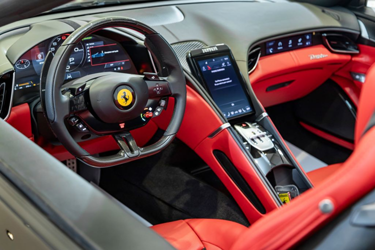 Ngoài ra, xe còn có tùy chọn màn hình 8.8 inch cho hành khách, màn hình này sẽ hiển thị các thông tin quen thuộc như thông số vận hành, định vị… cũng như cho phép điều chỉnh các tính năng điều hòa và giải trí.