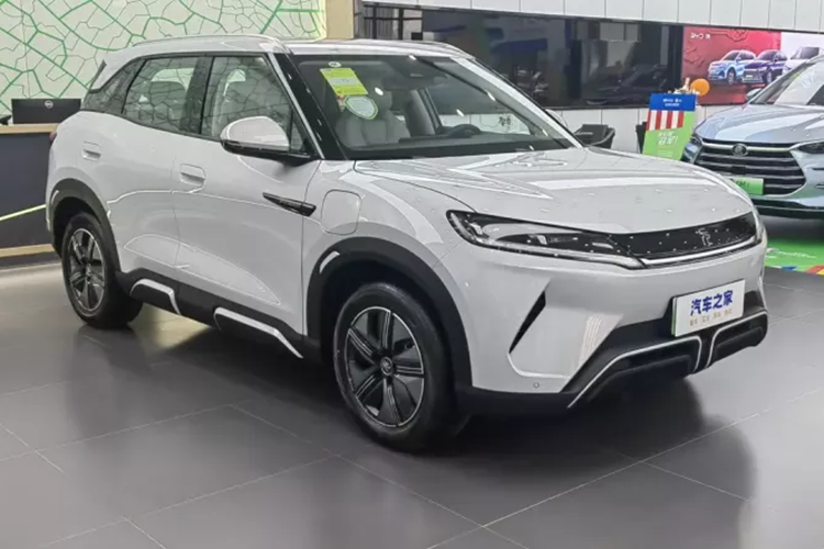 Chiếc xe SUV BYD Yuan UP sẽ được ra mắt vào tháng 3 năm nay và sẽ thuộc trại gia đình "Yuan" trong tương lai, sẽ được bán thông qua mạng lưới bán hàng Dynasty và được trang bị động cơ truyền động đồng bộ nam châm vĩnh cửu với công suất tối đa 130 kilowatt.