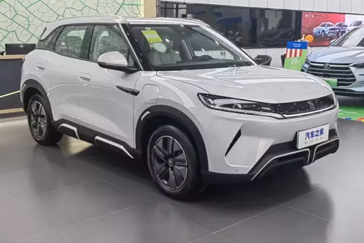 Chiếc xe SUV BYD Yuan UP sẽ được ra mắt vào tháng 3 năm nay và sẽ thuộc trại gia đình "Yuan" trong tương lai, sẽ được bán thông qua mạng lưới bán hàng Dynasty và được trang bị động cơ truyền động đồng bộ nam châm vĩnh cửu với công suất tối đa 130 kilowatt.