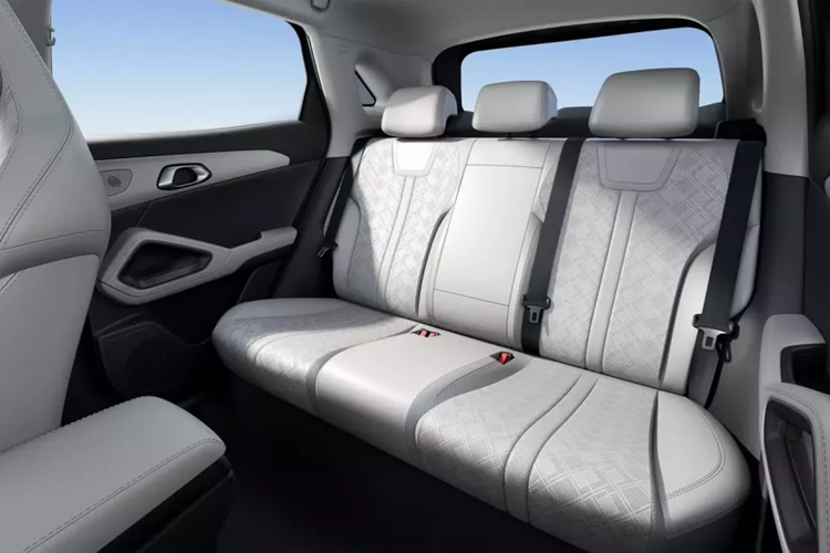 Về nội thất, chiếc SUV cỡ nhỏ mới BYD Yuan UP sử dụng tông màu hai tông màu đen + be, cùng cửa sổ trời toàn cảnh giúp không gian nội thất rộng rãi và tươi sáng hơn. Cụ thể, nội thất của xe vẫn mang phong cách thiết kế mạnh mẽ của gia đình BYD, sự kết hợp giữa màn hình điều khiển trung tâm lớn 12,8 inch + bảng đồng hồ LCD 8,8 inch giúp nâng cao đáng kể cảm giác công nghệ cho xe.