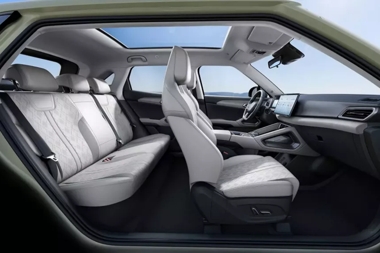 Điều đáng nói, chiếc xe Yuan UP khác với các mẫu xe Dynasty hiện có ở chỗ phía sau của nó sử dụng logo BYD thay vì kiểu chữ con dấu nhỏ như đầu xe. Đồng thời, xe sử dụng tông màu xanh nhạt,vì thế, tổng thể trông rất trẻ trung.