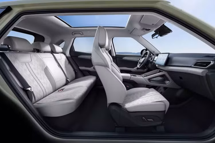 Điều đáng nói, chiếc xe Yuan UP khác với các mẫu xe Dynasty hiện có ở chỗ phía sau của nó sử dụng logo BYD thay vì kiểu chữ con dấu nhỏ như đầu xe. Đồng thời, xe sử dụng tông màu xanh nhạt,vì thế, tổng thể trông rất trẻ trung.