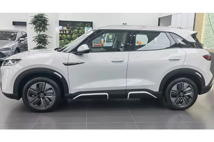 Về ngoại hình, chiếc SUV cỡ nhỏ mới BYD Yuan UP có hình vuông với hình tròn, kết hợp giữa sức mạnh và sự mềm mại, không chỉ duy trì phong cách thiết kế thẩm mỹ mặt rồng của triều đại mà còn kết hợp nhiều yếu tố thời trang và trẻ trung hơn.