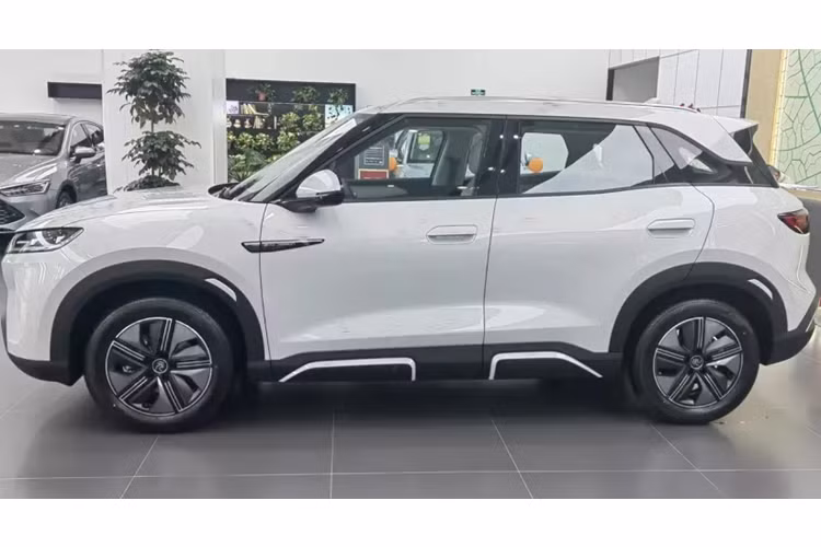 Về ngoại hình, chiếc SUV cỡ nhỏ mới BYD Yuan UP có hình vuông với hình tròn, kết hợp giữa sức mạnh và sự mềm mại, không chỉ duy trì phong cách thiết kế thẩm mỹ mặt rồng của triều đại mà còn kết hợp nhiều yếu tố thời trang và trẻ trung hơn.