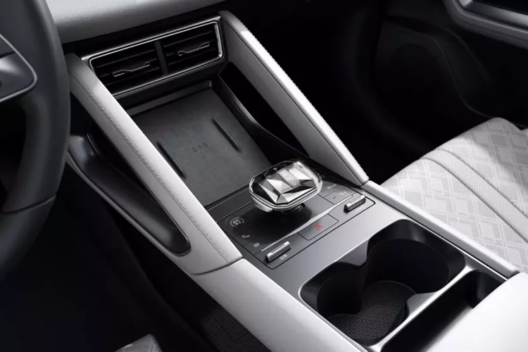 Sau cùng, chiếc SUV cỡ nhỏ mới BYD Yuan UP sẽ được cung cấp cổng USB và hộc chứa đồ nhỏ cho hàng ghế ở phía sau. Hiệu suất không gian cốp xe của BYD Yuan UP cũng rất nổi bật, thể hiện những đặc điểm thực tế nhất định. Hàng ghế sau dự kiến sẽ hỗ trợ tỷ lệ gập xuống 4/6.