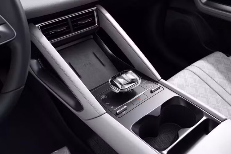 Sau cùng, chiếc SUV cỡ nhỏ mới BYD Yuan UP sẽ được cung cấp cổng USB và hộc chứa đồ nhỏ cho hàng ghế ở phía sau. Hiệu suất không gian cốp xe của BYD Yuan UP cũng rất nổi bật, thể hiện những đặc điểm thực tế nhất định. Hàng ghế sau dự kiến sẽ hỗ trợ tỷ lệ gập xuống 4/6.