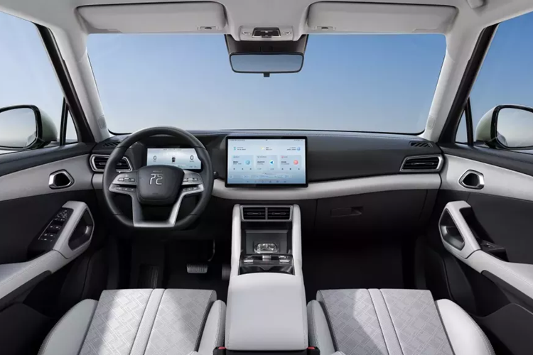 Về kích thước thân xe, chiều dài, chiều rộng và chiều cao của chiếc xe mới BYD Yuan UP lần lượt sẽ là 4.310 mm x 1.830 mm x 1.675 mm, và chiều dài cơ sở của xe sẽ là 2.620 mm, với số đo này, BYD Yuan UP được định vị là một chiếc SUV cỡ nhỏ. BYD Yuan UP có kiểu dáng đuôi xe tròn trịa và đầy đặn, cùng đèn hậu kiểu xuyên ngang giúp tôn lên phong cách ngầu và dễ thương của chiếc xe.