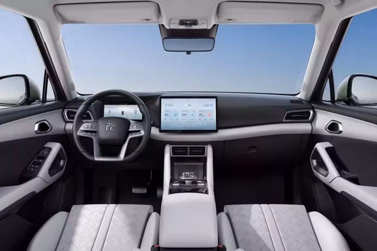 Về kích thước thân xe, chiều dài, chiều rộng và chiều cao của chiếc xe mới BYD Yuan UP lần lượt sẽ là 4.310 mm x 1.830 mm x 1.675 mm, và chiều dài cơ sở của xe sẽ là 2.620 mm, với số đo này, BYD Yuan UP được định vị là một chiếc SUV cỡ nhỏ. BYD Yuan UP có kiểu dáng đuôi xe tròn trịa và đầy đặn, cùng đèn hậu kiểu xuyên ngang giúp tôn lên phong cách ngầu và dễ thương của chiếc xe.