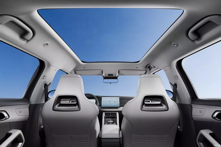 Ngoài ra, chiếc SUV cỡ nhỏ mới BYD Yuan UP vẫn giữ lại một số nút bấm vật lý nhất định gần vô lăng và cần số đa chức năng, rất thân thiện với những bạn không quen điều khiển bằng màn hình cảm ứng. Ghế lái phía trước của xe mới hỗ trợ chỉnh điện, đồng thời ghế sau có không gian tốt, sàn sau rất phẳng nên ngồi ở vị trí chính giữa sẽ không ảnh hưởng đến sự thoải mái.