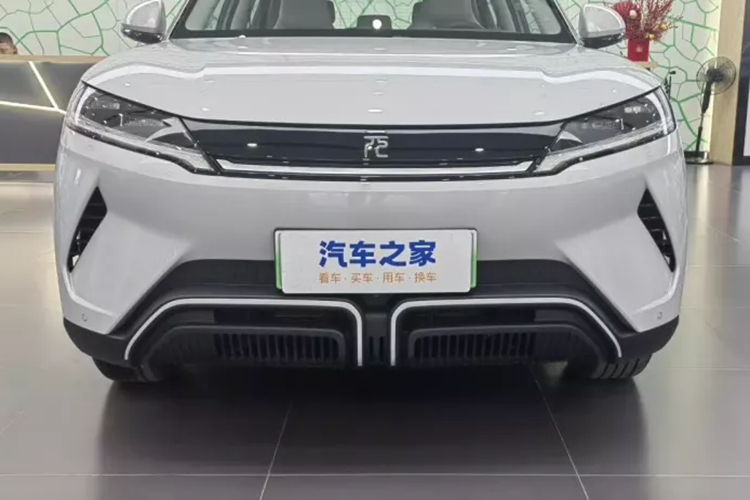 Cụ thể, BYD Yuan UP áp dụng phong cách thiết kế hoàn toàn mới, với mảng trang trí màu đen được bổ sung vào lưới tản nhiệt đóng kín phía trước, logo Yuan bằng phông chữ con dấu nhỏ ở trung tâm và cụm đèn dài hẹp hai bên, tạo cảm giác nổi bật của hệ thống phân cấp. Đồng thời, cản trước của nó có hình dáng độc đáo và rất dễ nhận biết.