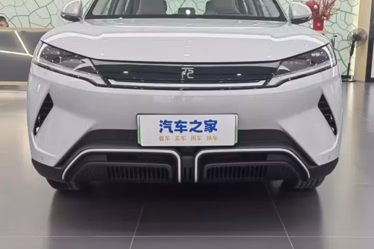 Cụ thể, BYD Yuan UP áp dụng phong cách thiết kế hoàn toàn mới, với mảng trang trí màu đen được bổ sung vào lưới tản nhiệt đóng kín phía trước, logo Yuan bằng phông chữ con dấu nhỏ ở trung tâm và cụm đèn dài hẹp hai bên, tạo cảm giác nổi bật của hệ thống phân cấp. Đồng thời, cản trước của nó có hình dáng độc đáo và rất dễ nhận biết.