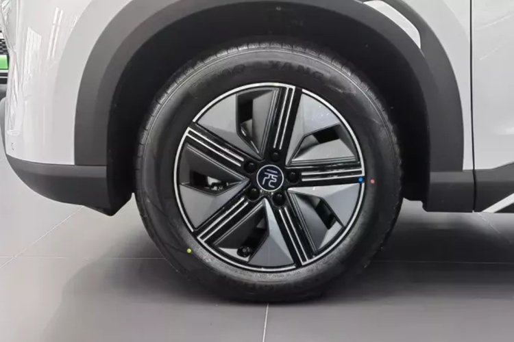 Nhìn từ phía thân xe, chiếc SUV cỡ nhỏ mới BYD Yuan UP sử dụng tay nắm cửa ẩn, đồng thời các tấm ốp màu đen và các chi tiết mạ crôm cũng được bổ sung vào mép dưới nhằm tăng thêm cảm giác off-road, cho chiếc xe này.