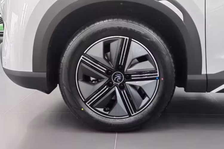 Nhìn từ phía thân xe, chiếc SUV cỡ nhỏ mới BYD Yuan UP sử dụng tay nắm cửa ẩn, đồng thời các tấm ốp màu đen và các chi tiết mạ crôm cũng được bổ sung vào mép dưới nhằm tăng thêm cảm giác off-road, cho chiếc xe này.