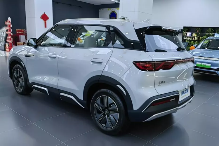 Về công suất, theo thông tin khai báo trước đó, chiếc SUV cỡ nhỏ mới BYD Yuan UP sử dụng động cơ dẫn động đồng bộ nam châm vĩnh cửu mẫu TZ200XSW, có công suất tối đa 130 kW, tương đương 174 mã lực, đủ dùng cho 1 mẫu xe điện.