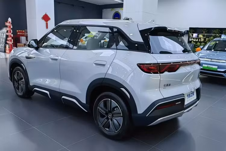 Về công suất, theo thông tin khai báo trước đó, chiếc SUV cỡ nhỏ mới BYD Yuan UP sử dụng động cơ dẫn động đồng bộ nam châm vĩnh cửu mẫu TZ200XSW, có công suất tối đa 130 kW, tương đương 174 mã lực, đủ dùng cho 1 mẫu xe điện.