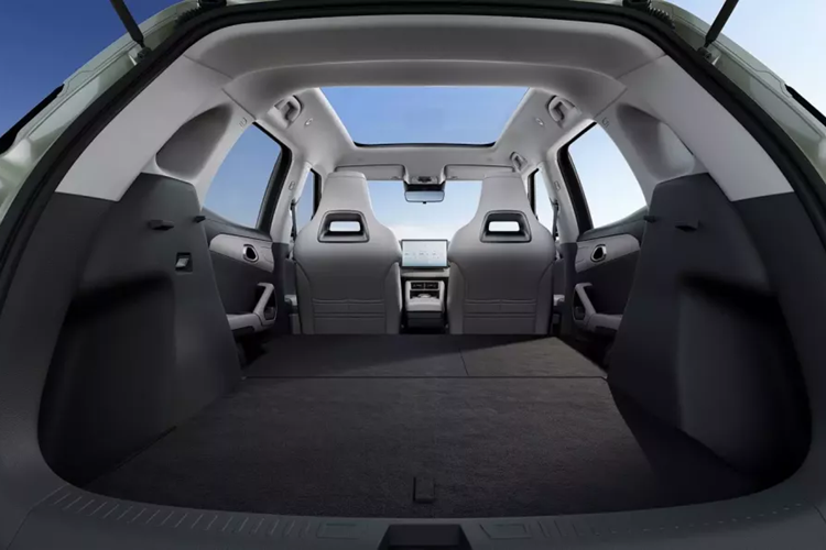 Là mẫu SUV cỡ nhỏ đầu tiên của BYD được trang bị nền tảng điện tử 3.0, nó đã thúc đẩy quá trình nghiên cứu và phát triển toàn bộ mẫu xe, đặc biệt là về không gian, mức tiêu thụ năng lượng và độ an toàn, mang lại trải nghiệm lái vượt trội.