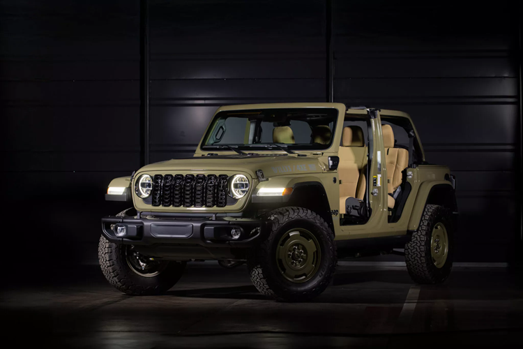  Jeep Wrangler 4xe Willys ’41 Special Edition đặc biệt trên phiên bản 4xe của chiếc SUV 2025, chiếc Wrangler cổ điển trị giá 59.930 USD được sơn màu xanh ô liu giống như xe tải quân sự Willys MB nguyên bản và được hoàn thiện bằng các Decal trang trí màu xanh Drab Blue mô phỏng theo phong cách của Quân đội Hoa Kỳ yêu cầu vào những năm 1940.
