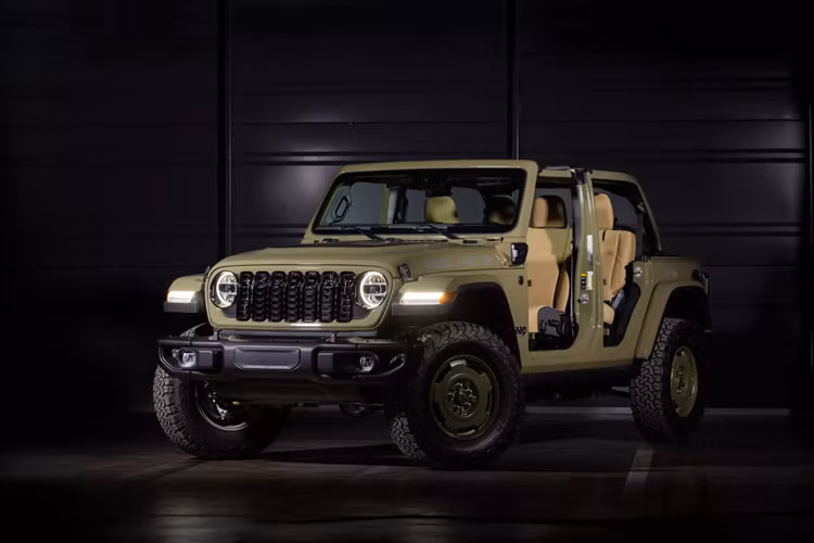  Jeep Wrangler 4xe Willys ’41 Special Edition đặc biệt trên phiên bản 4xe của chiếc SUV 2025, chiếc Wrangler cổ điển trị giá 59.930 USD được sơn màu xanh ô liu giống như xe tải quân sự Willys MB nguyên bản và được hoàn thiện bằng các Decal trang trí màu xanh Drab Blue mô phỏng theo phong cách của Quân đội Hoa Kỳ yêu cầu vào những năm 1940.