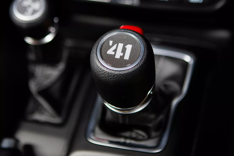 Nếu mẫu xe nguyên bản sử dụng động cơ bốn xi-lanh thẳng hàng 2.2 lít công suất 54 mã lực, hệ truyền động hybrid của 4xe bao gồm động cơ tăng áp 2.0 lít tạo ra công suất 375 mã lực với sự trợ giúp của hai động cơ điện.