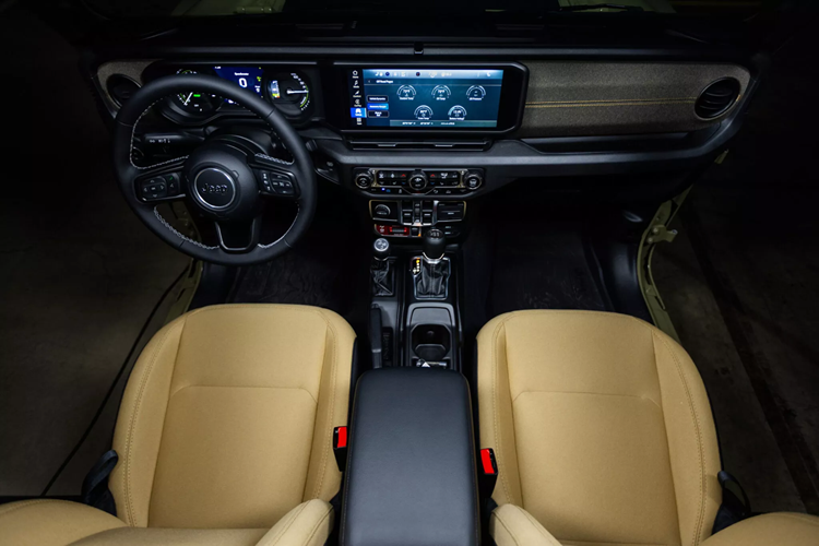 Các tùy chọn mui xe hiện bao gồm mui cứng cùng màu thân xe và mui điện Sky One-touch nhưng Jeep sẽ sớm bổ sung mui mềm màu vàng cát cho những chủ sở hữu xe có nhu cầu.