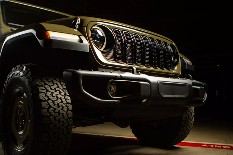 Jeep Wrangler 4xe Willys ’41 Special Edition 2025 mới được trang bị bộ mâm xe nhôm 17 inch của Wrangler được phủ cùng màu xanh lá cây với thân xe và được bọc trong lốp địa hình 33 inch, trong khi ở nội thất, chiếc xe được trang bị ghế vải Heritage màu vàng cát, tấm ốp táp lô bằng vải ô liu và logo được trang bị trên cần số ’41.