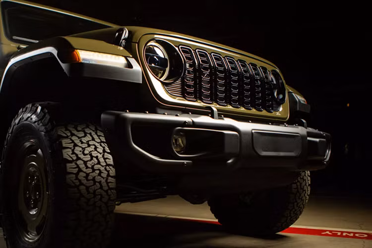 Jeep Wrangler 4xe Willys ’41 Special Edition 2025 mới được trang bị bộ mâm xe nhôm 17 inch của Wrangler được phủ cùng màu xanh lá cây với thân xe và được bọc trong lốp địa hình 33 inch, trong khi ở nội thất, chiếc xe được trang bị ghế vải Heritage màu vàng cát, tấm ốp táp lô bằng vải ô liu và logo được trang bị trên cần số ’41.