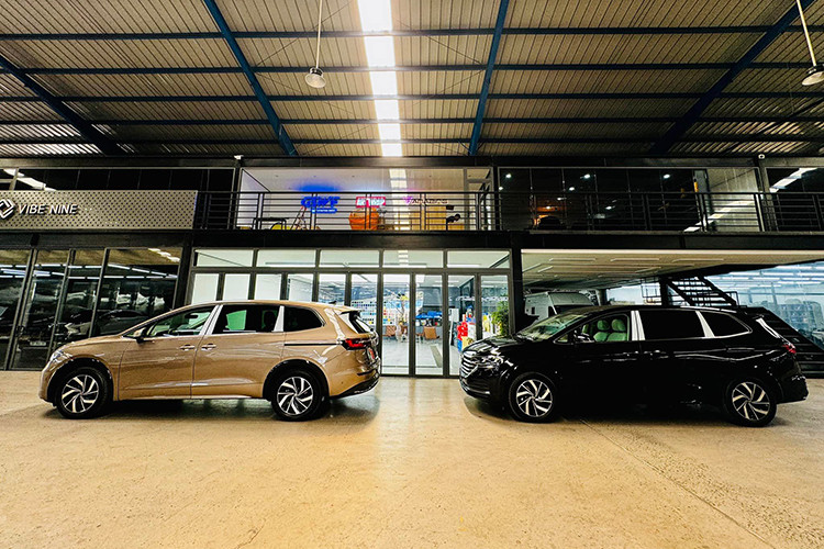 Volkswagen Viloran của Trấn Thành mới tậu, hiện đang là chiếc xe MPV hạng sang cỡ lớn thu hút giới nhà giàu Việt chơi nhất hiện nay bởi sự rộng rãi và sang trọng hơn so với các đối thủ cùng ohaan khúc.