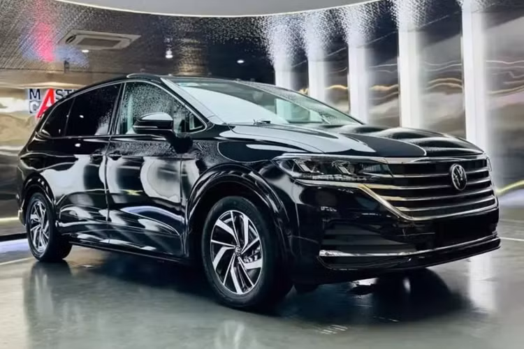 Đồng thời nền tảng MQB Evo thế hệ mới nhất còn có khả năng cải thiện tốc độ xử lý của hệ thống, giúp Volkswagen Viloran 2024 sang số và tăng tốc nhanh hơn; hệ thống an toàn của xe cũng hoạt động nhạy bén và chính xác hơn.