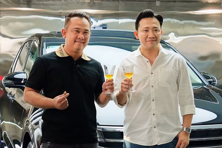 Mới đây, nam diễn viên, đạo diễn, MC, Trấn Thành đã gây chú ý cho cộng đồng mạng khi sắm xe mới, ở lần này, chồng của Hari Won đã chọn cho mình 1 chiếc xe MPV cỡ lớn là Volkswagen Viloran 2024 mới.