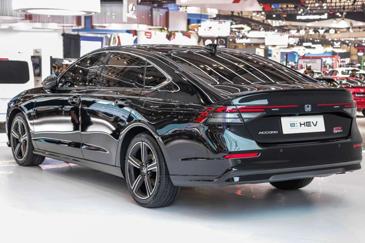 Phiên bản Honda Accord RS e:HEV có một mô-tơ điện được tích hợp vào E-CVT dùng để sạc pin lithium-ion, từ đó cung cấp năng lượng cho một mô-tơ điện khác có công suất 181 mã lực và mô-men xoắn 335 Nm. Tổng công suất hệ thống tổng thể của hệ truyền động là 204 mã lực.