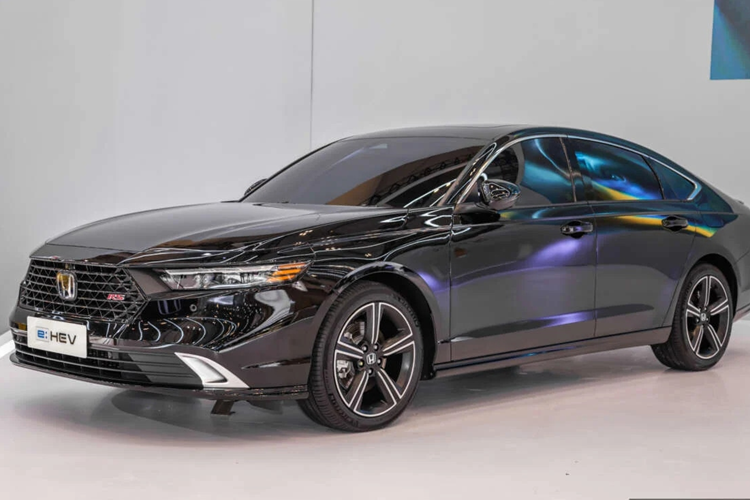 Theo một số nguồn tin cho rằng mẫu sedan thế hệ thứ 11 này sẽ không được phân phối tại Đông Nam Á và sẽ sớm được ra mắt tại thị trường Việt Nam trong thời gian tới. Mức giá xe Honda Accord RS e:HEV tại Đông Nam Á hiện vẫn còn là một ẩn số.